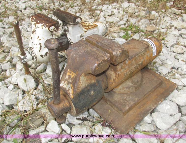 image for item AV9082 (2) vises