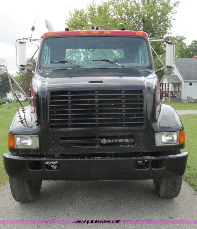 image for item BS9995 1999 International 8100 semi truck