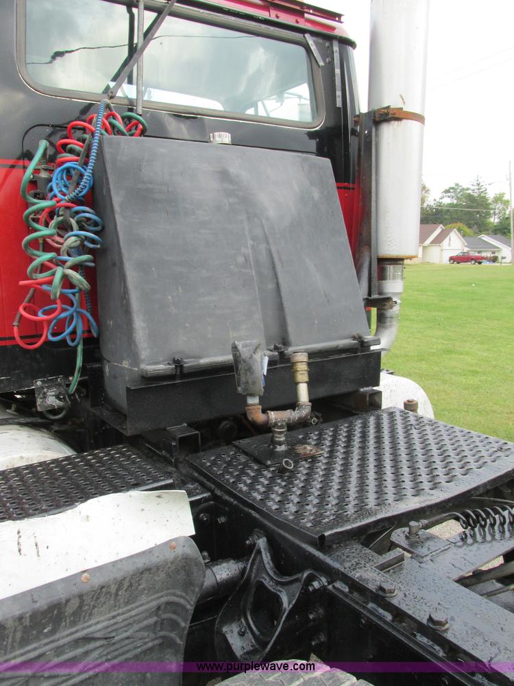 image for item BS9995 1999 International 8100 semi truck