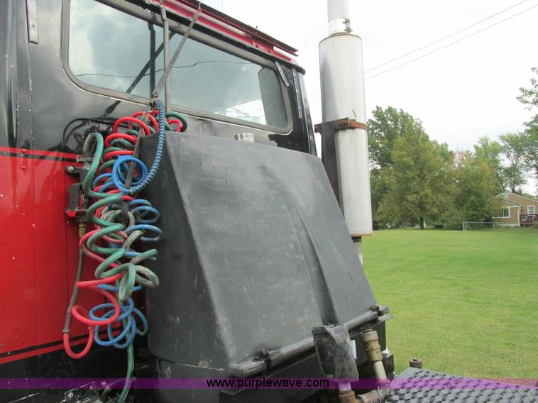 image for item BS9995 1999 International 8100 semi truck