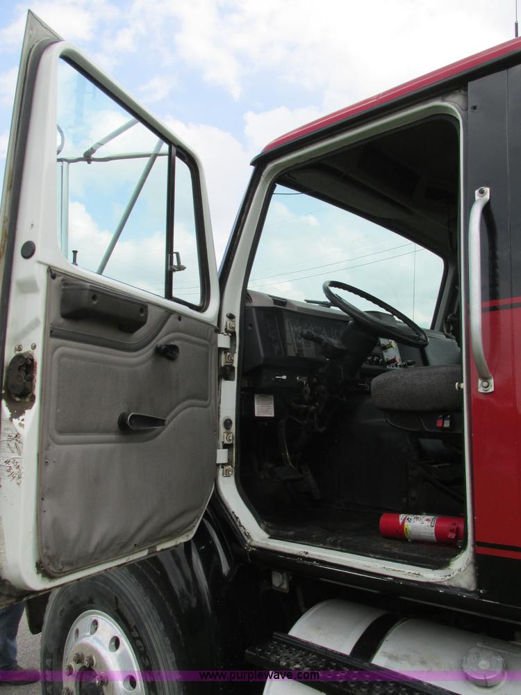 image for item BS9995 1999 International 8100 semi truck
