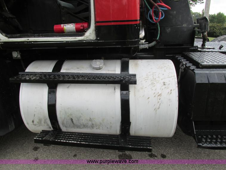 image for item BS9995 1999 International 8100 semi truck