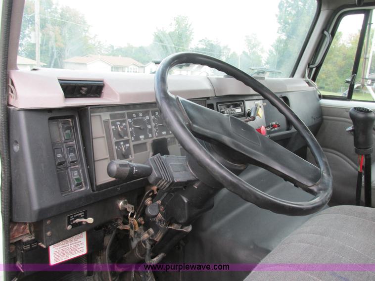 image for item BS9995 1999 International 8100 semi truck