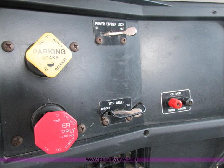 image for item BS9995 1999 International 8100 semi truck