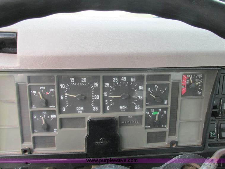 image for item BS9995 1999 International 8100 semi truck