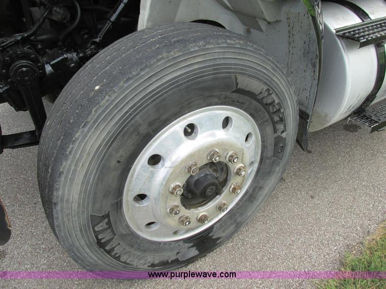 image for item BS9995 1999 International 8100 semi truck