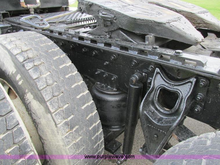 image for item BS9995 1999 International 8100 semi truck