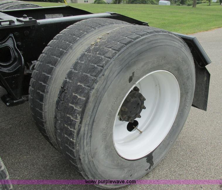 image for item BS9995 1999 International 8100 semi truck