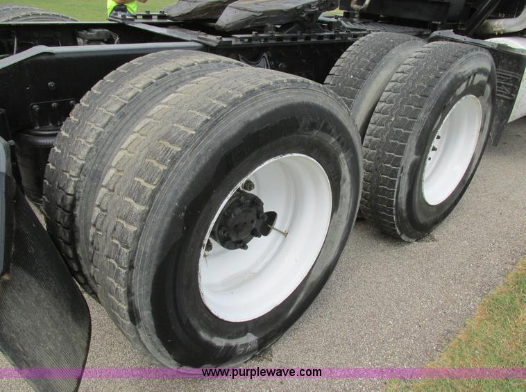 image for item BS9995 1999 International 8100 semi truck