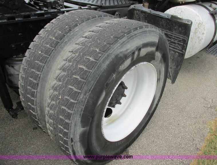 image for item BS9995 1999 International 8100 semi truck