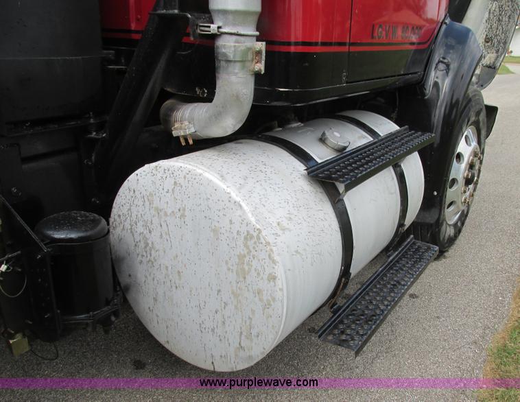 image for item BS9995 1999 International 8100 semi truck