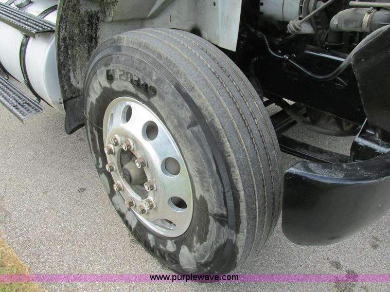 image for item BS9995 1999 International 8100 semi truck