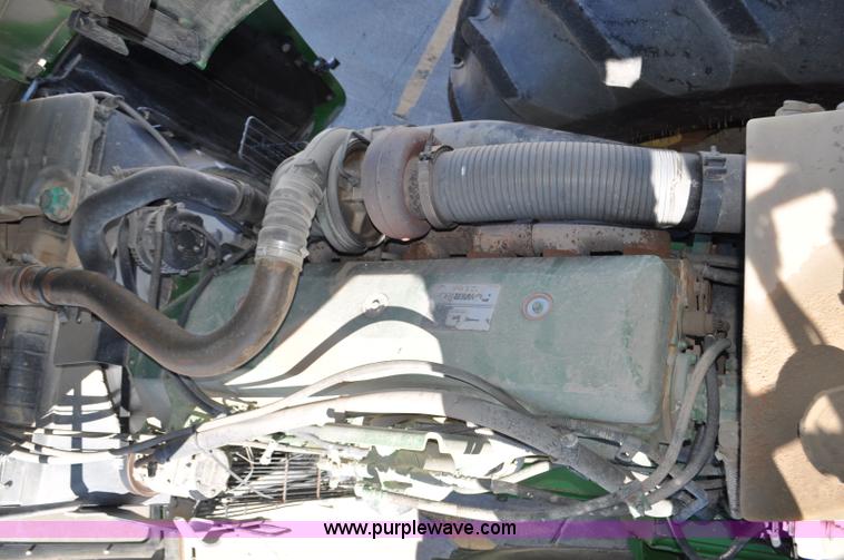 image for item G7007 2005 John Deere 9520 4WD tractor