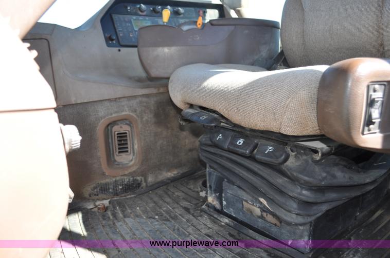 image for item G7007 2005 John Deere 9520 4WD tractor