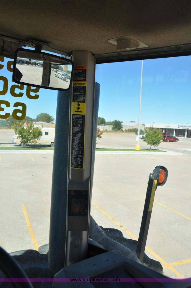 image for item G7007 2005 John Deere 9520 4WD tractor