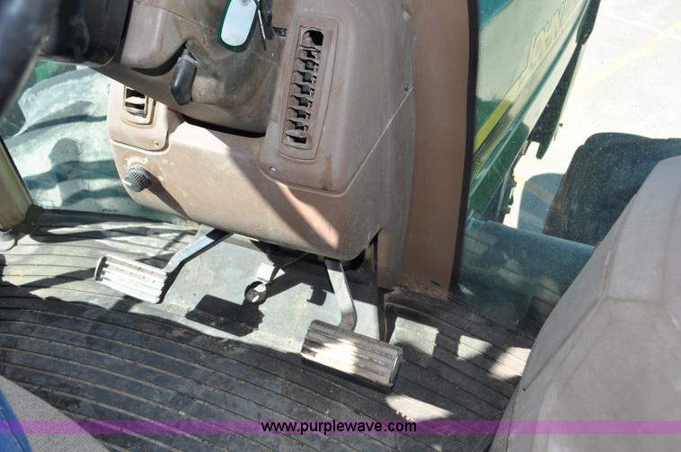 image for item G7007 2005 John Deere 9520 4WD tractor