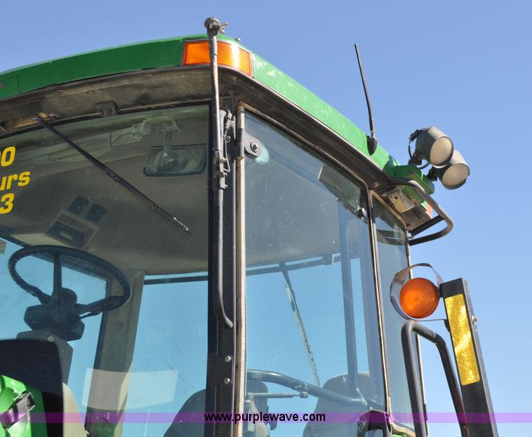 image for item G7007 2005 John Deere 9520 4WD tractor