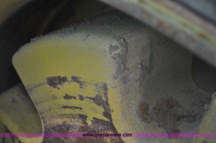 image for item G7007 2005 John Deere 9520 4WD tractor