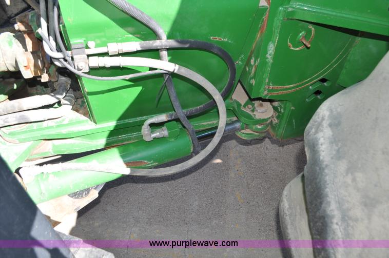 image for item G7007 2005 John Deere 9520 4WD tractor