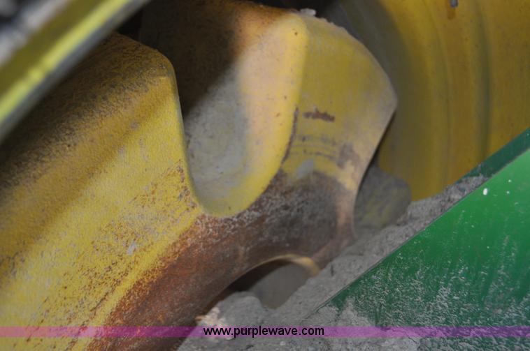 image for item G7007 2005 John Deere 9520 4WD tractor