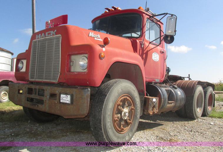 image for item H1159 1985 Mack Econodyne R686ST semi truck