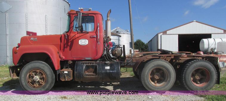 image for item H1159 1985 Mack Econodyne R686ST semi truck