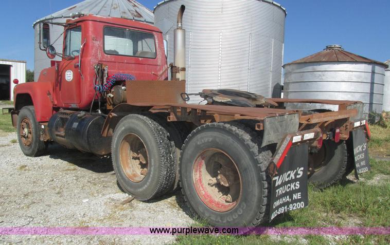 image for item H1159 1985 Mack Econodyne R686ST semi truck