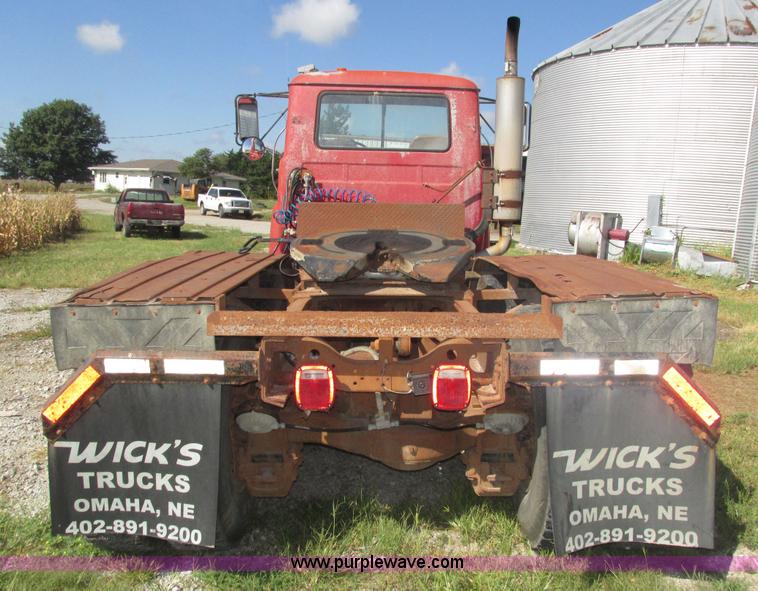image for item H1159 1985 Mack Econodyne R686ST semi truck
