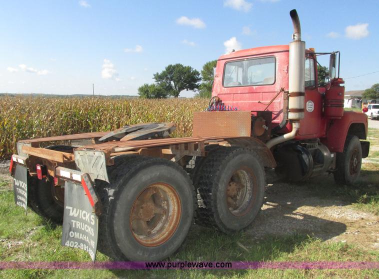 image for item H1159 1985 Mack Econodyne R686ST semi truck