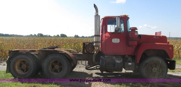 image for item H1159 1985 Mack Econodyne R686ST semi truck