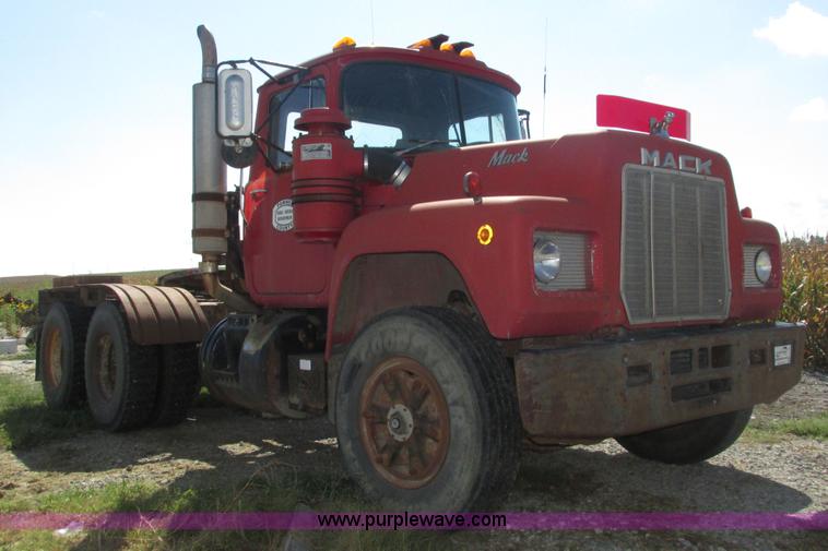 image for item H1159 1985 Mack Econodyne R686ST semi truck