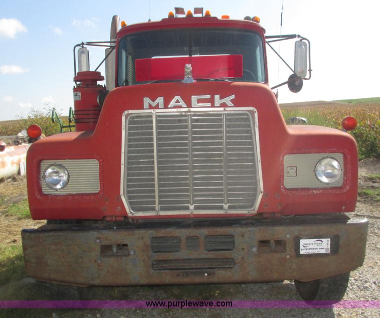 image for item H1159 1985 Mack Econodyne R686ST semi truck