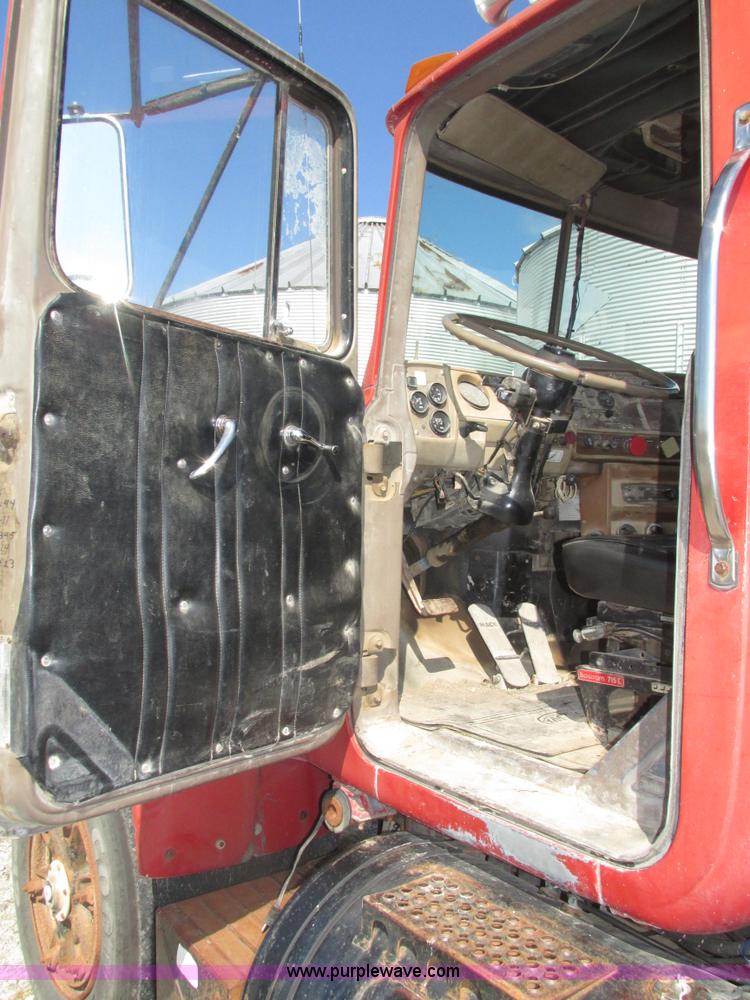 image for item H1159 1985 Mack Econodyne R686ST semi truck