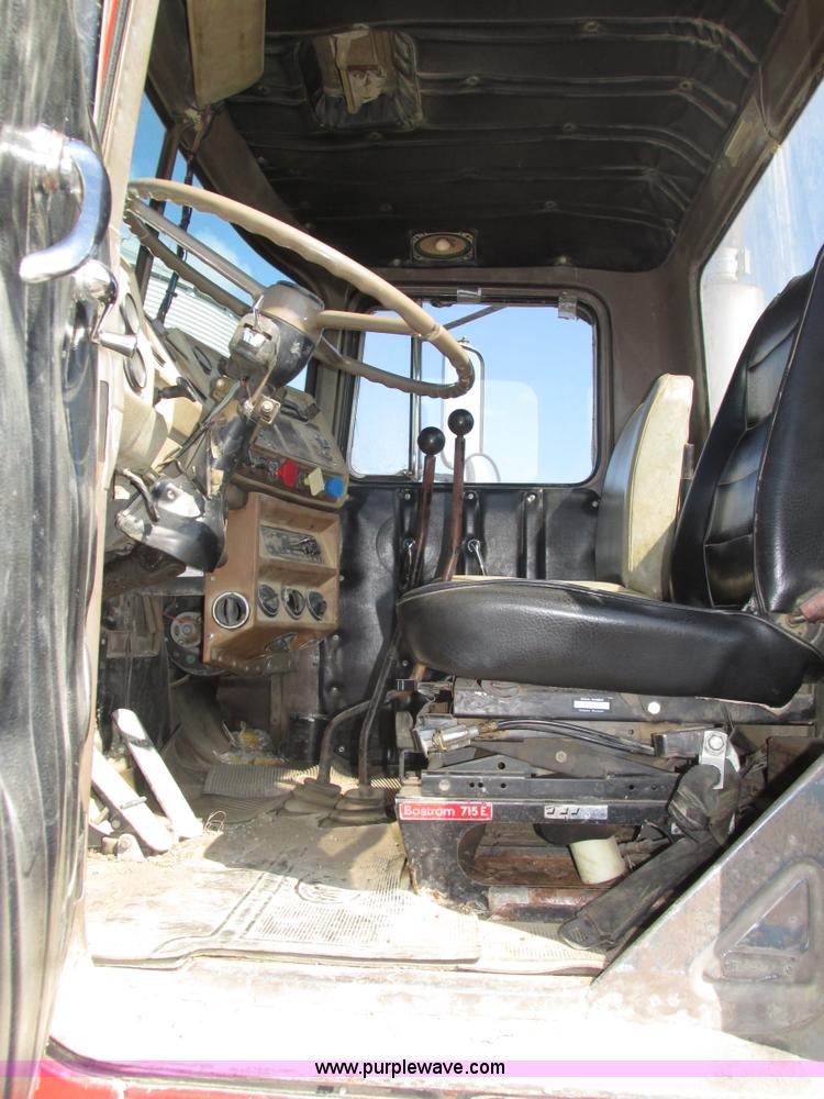 image for item H1159 1985 Mack Econodyne R686ST semi truck