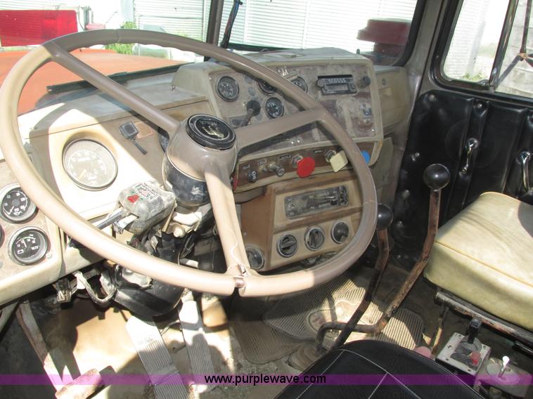 image for item H1159 1985 Mack Econodyne R686ST semi truck