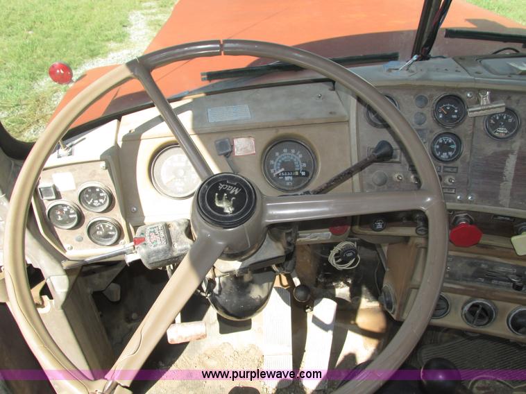 image for item H1159 1985 Mack Econodyne R686ST semi truck