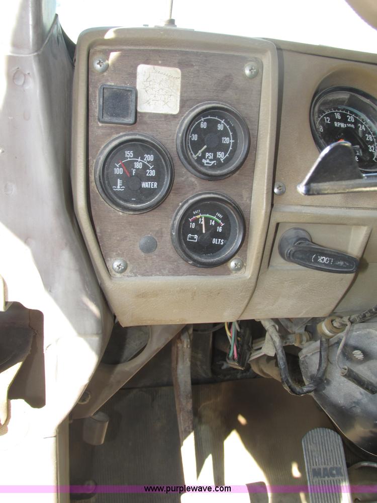 image for item H1159 1985 Mack Econodyne R686ST semi truck