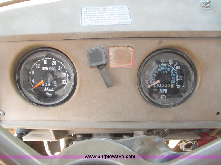 image for item H1159 1985 Mack Econodyne R686ST semi truck