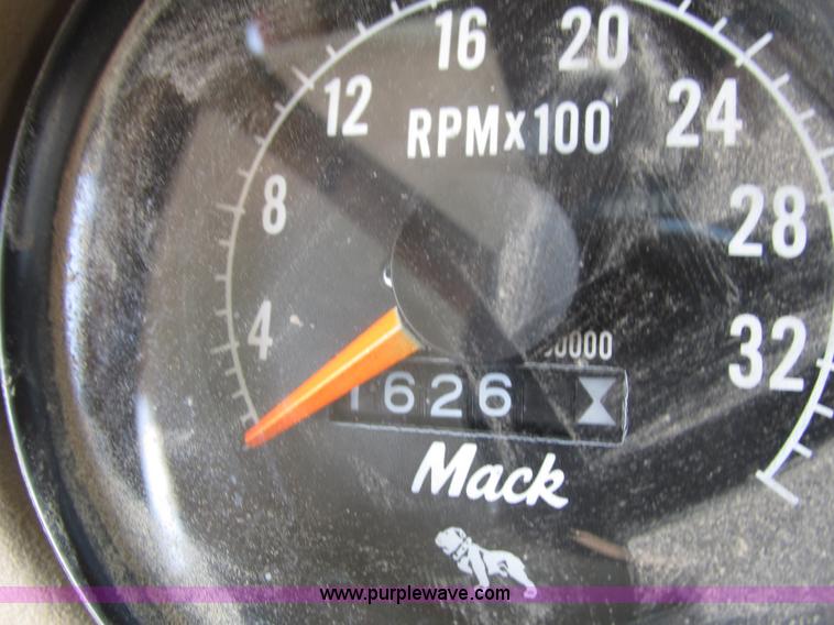 image for item H1159 1985 Mack Econodyne R686ST semi truck