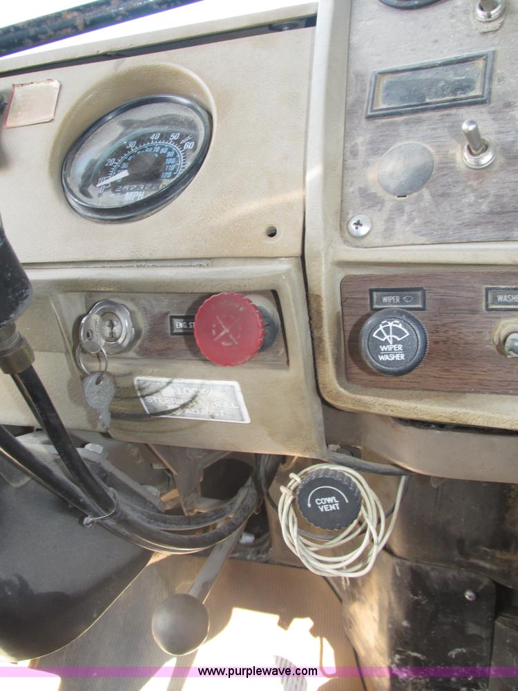 image for item H1159 1985 Mack Econodyne R686ST semi truck