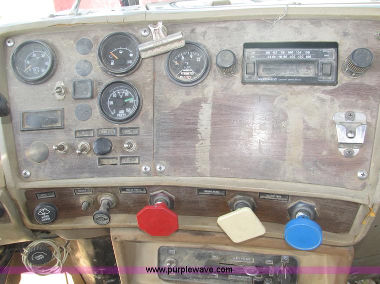 image for item H1159 1985 Mack Econodyne R686ST semi truck