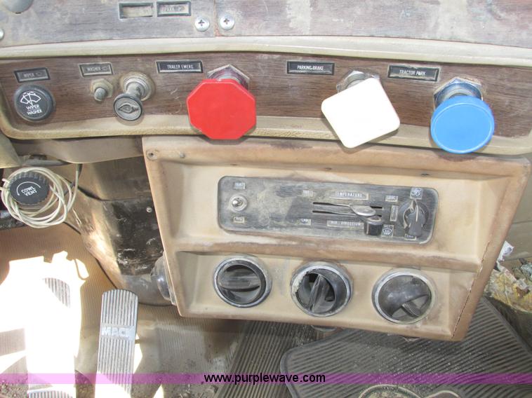 image for item H1159 1985 Mack Econodyne R686ST semi truck