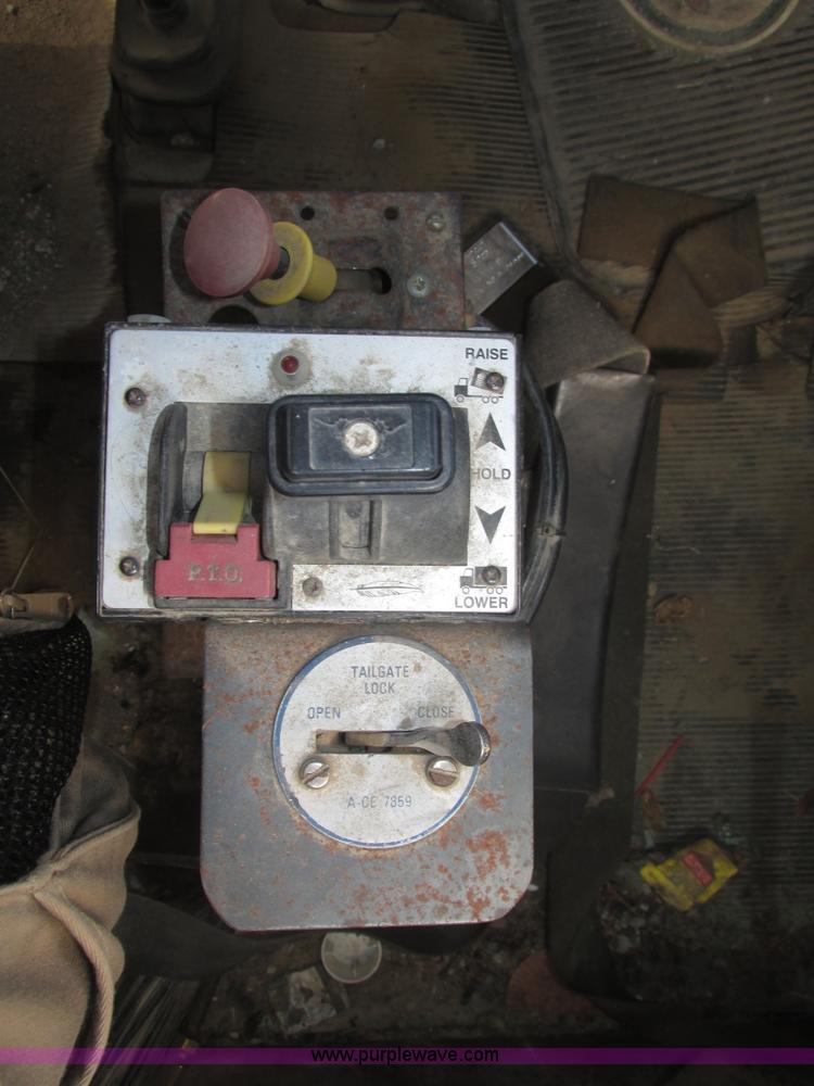 image for item H1159 1985 Mack Econodyne R686ST semi truck