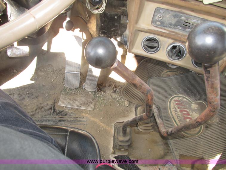 image for item H1159 1985 Mack Econodyne R686ST semi truck