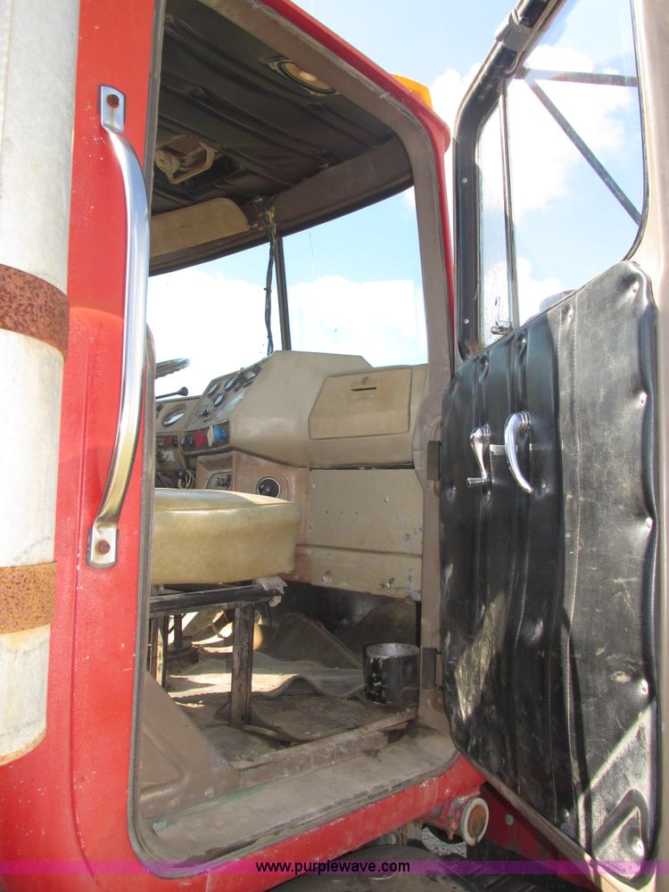 image for item H1159 1985 Mack Econodyne R686ST semi truck