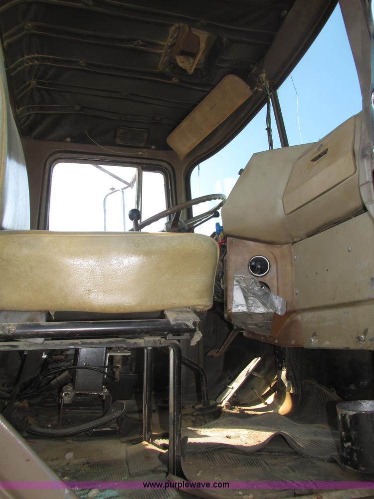 image for item H1159 1985 Mack Econodyne R686ST semi truck