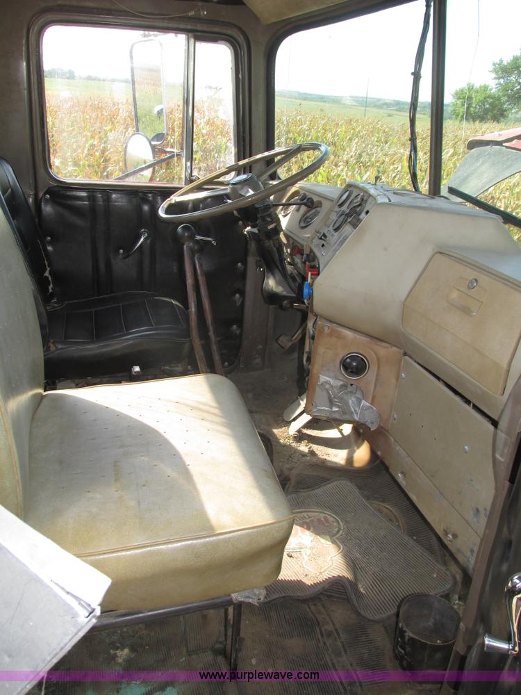 image for item H1159 1985 Mack Econodyne R686ST semi truck