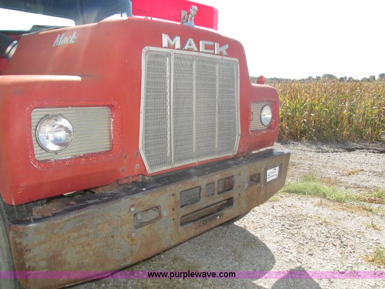 image for item H1159 1985 Mack Econodyne R686ST semi truck