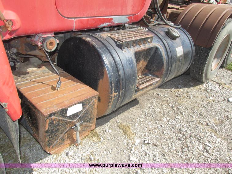 image for item H1159 1985 Mack Econodyne R686ST semi truck