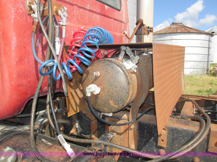 image for item H1159 1985 Mack Econodyne R686ST semi truck